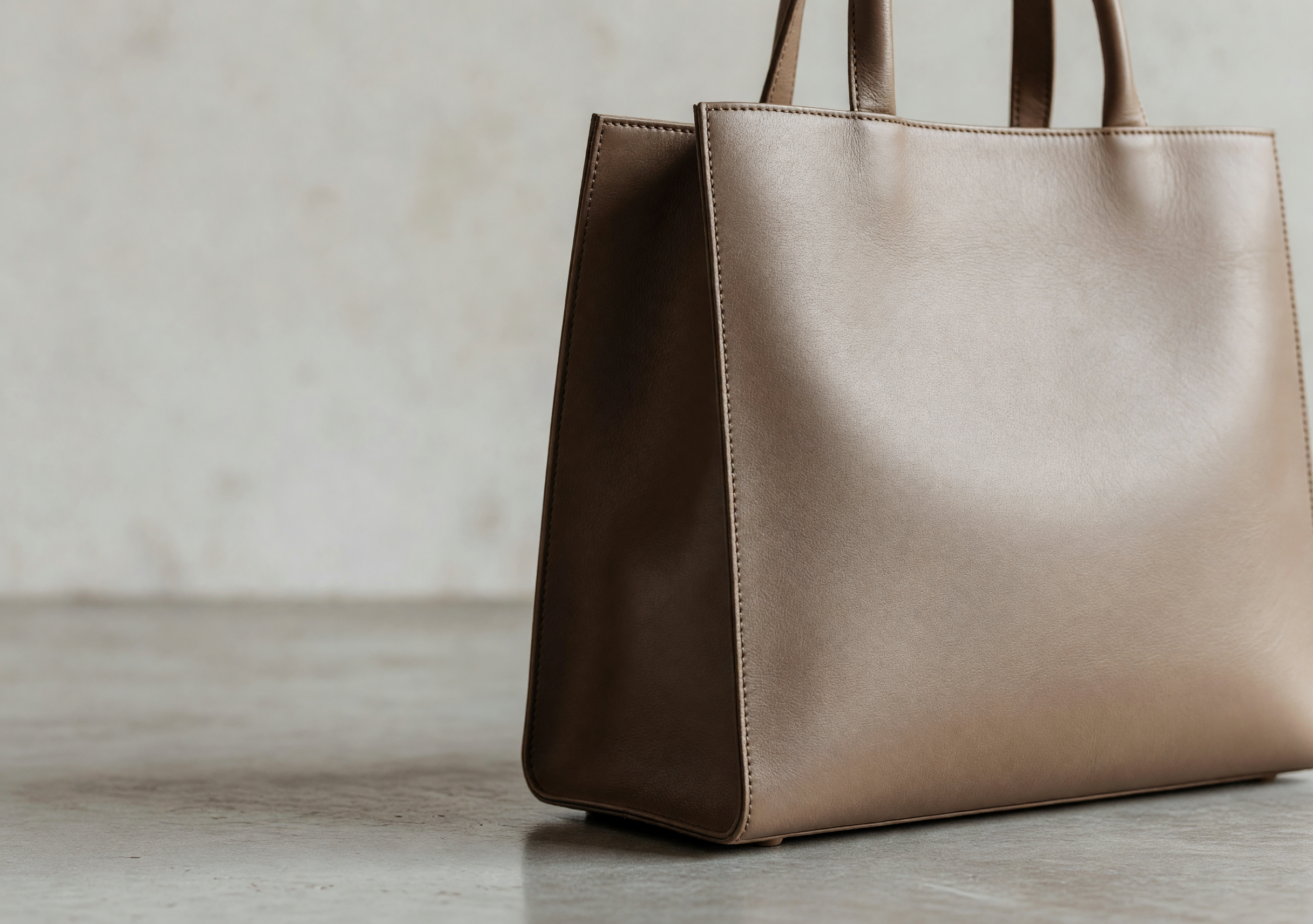 Leather tote bag product